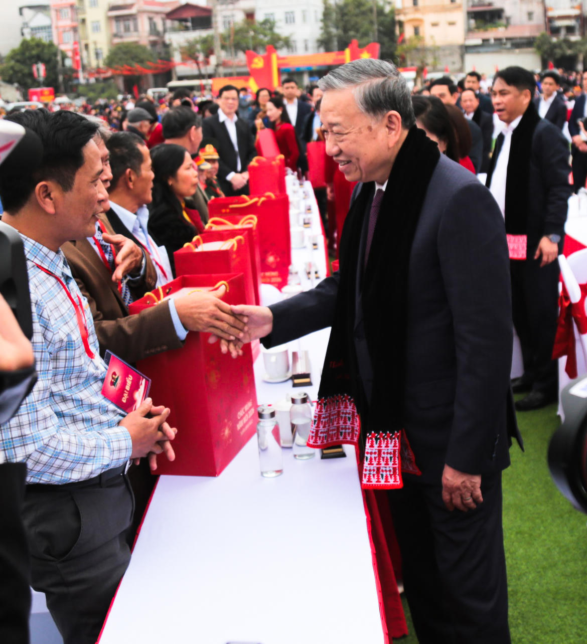 Tổng Bí thư Tô Lâm hỏi thăm, tặng quà Tết cho một số đại biểu tiêu biểu. Ảnh: Hân Nguyễn.