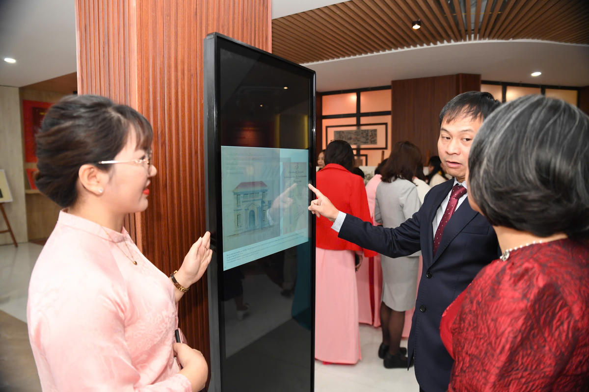 Với những điểm chạm bằng công nghệ, công chúng dễ dàng tìm hiểu và trải nghiệm những di sản thế giới và tư liệu tiêu biểu. Ảnh: Phạm Sỹ.