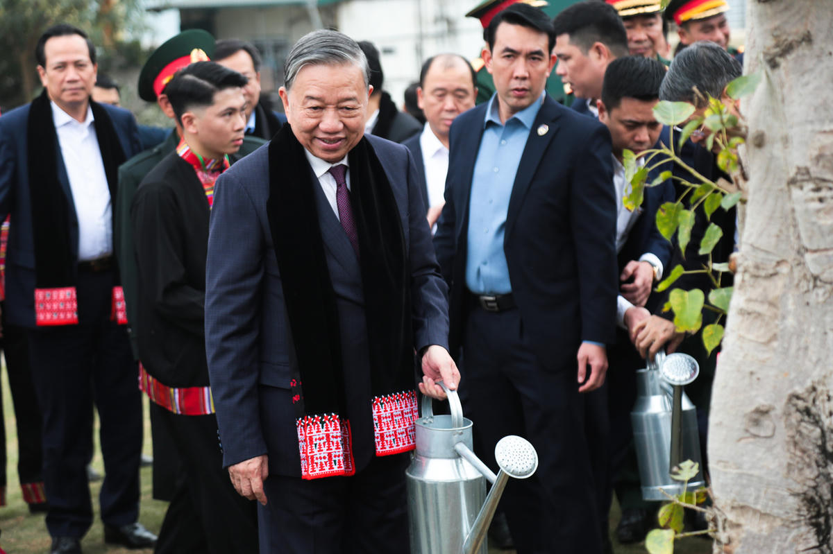 Tổng Bí thư Tô Lâm cùng các đồng chí lãnh đạo Trung ương trồng cây trong khuôn viên sân vận động. Ảnh: Hân Nguyễn.