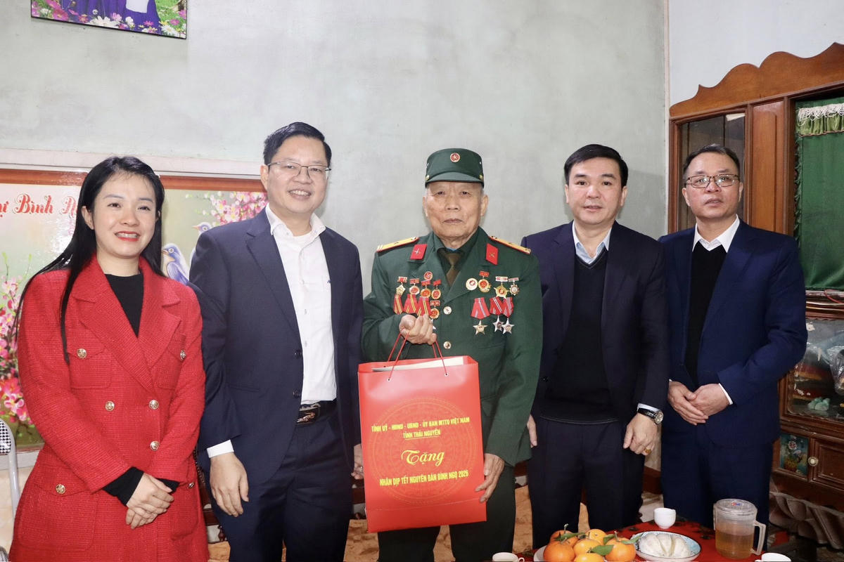 Ông Đinh Quang Tuyên - Phó Bí thư Tỉnh ủy, Chủ tịch Ủy ban MTTQ Việt Nam tỉnh Thái Nguyên tặng quà Tết cho người dân xã Trần Phú. Ảnh: Thu Huệ.