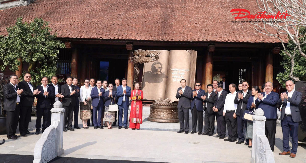 Đoàn đại biểu 2 nước chụp ảnh lưu niệm tại Khu di tích Kim Liên.&nbsp;