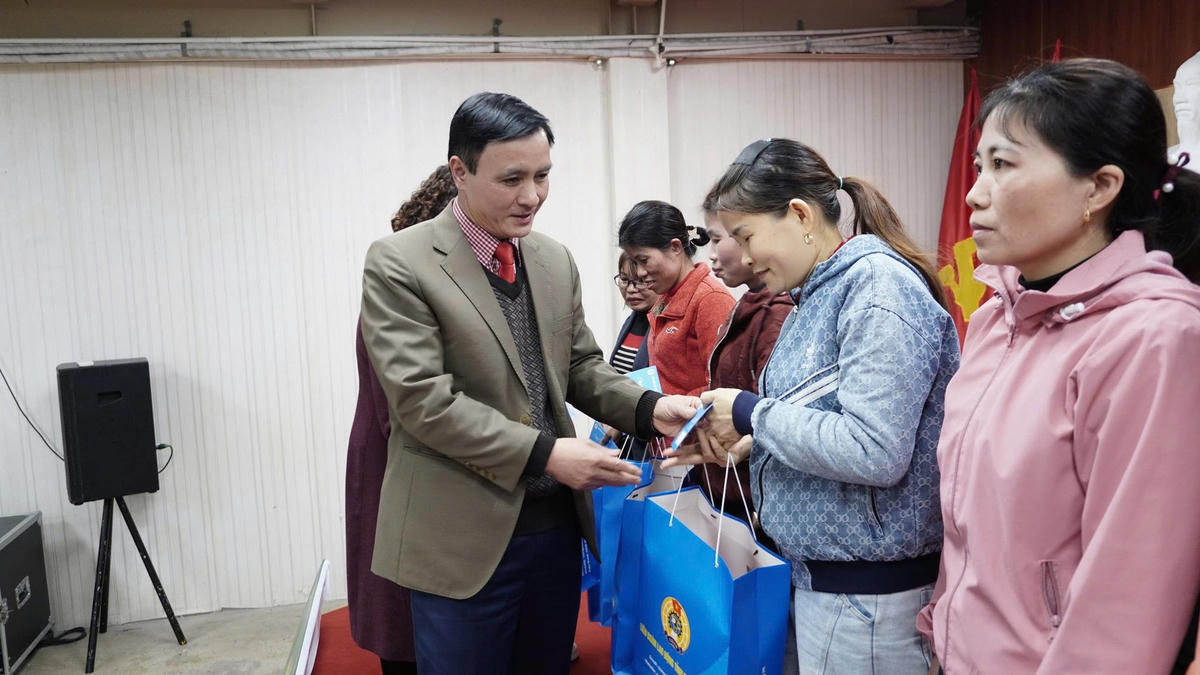 Ông Vũ Duy Hoàng trao quà cho công nhân nghèo. Ảnh: TN.