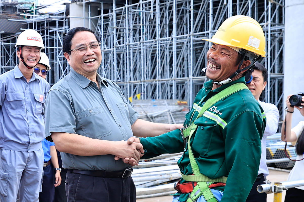 Thủ tướng thăm hỏi, động viên công nhân trên công trường - Ảnh: VGP/Nhật Bắc
