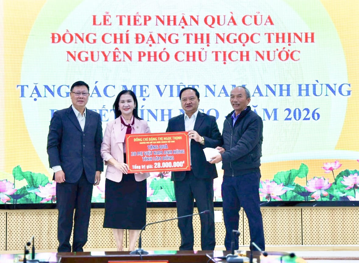 Bà Tôn Thị Ngọc Hạnh, Chủ tịch Hội Khuyến học tỉnh Lâm Đồng, thừa ủy quyền của Nguyên Phó Chủ tịch nước Đặng Thị Ngọc Thịnh trao quà tặng đến các Mẹ Việt Nam anh hùng cho Uỷ ban MTTQ Việt Nam tỉnh Lâm Đồng. (ảnh CTV)
