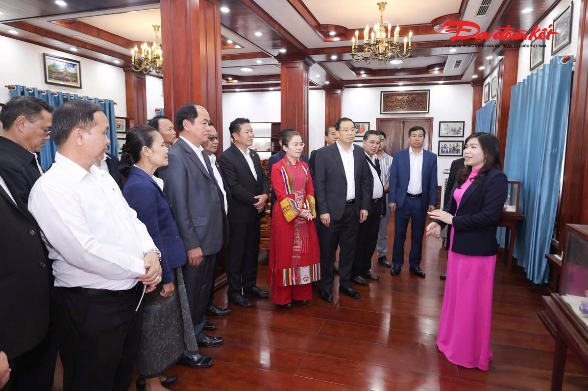 Đoàn đại biểu tham quan nơi trình bày các kỷ vật của Bác Hồ.&nbsp;