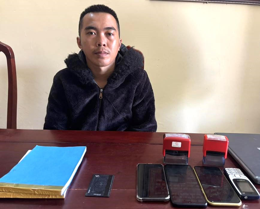 Đối tượng Mai Hồng Sơn cùng tang vật vụ án. Ảnh: HC.