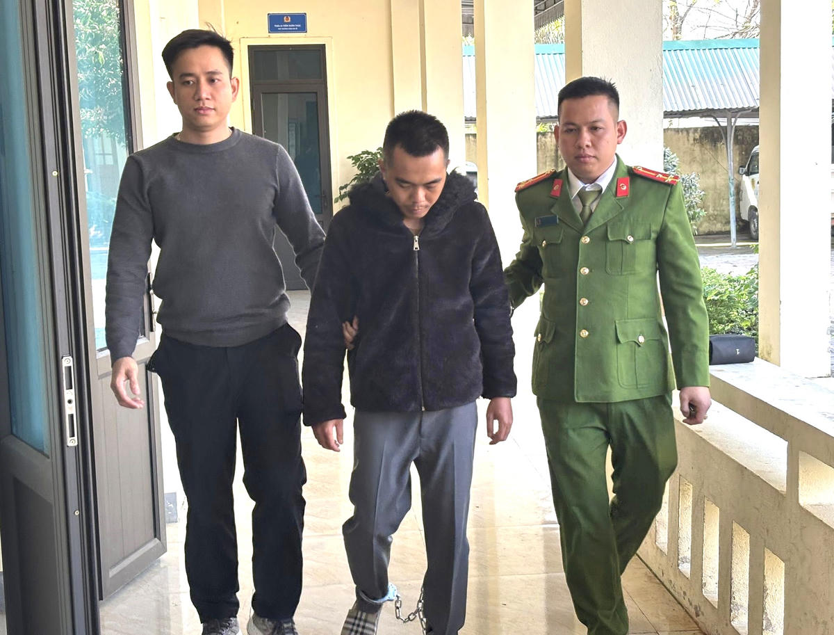Dẫn giải đối tượng Mai Hồng Sơn về Công an xã Đức Minh (Hà Tĩnh). Ảnh: HC.