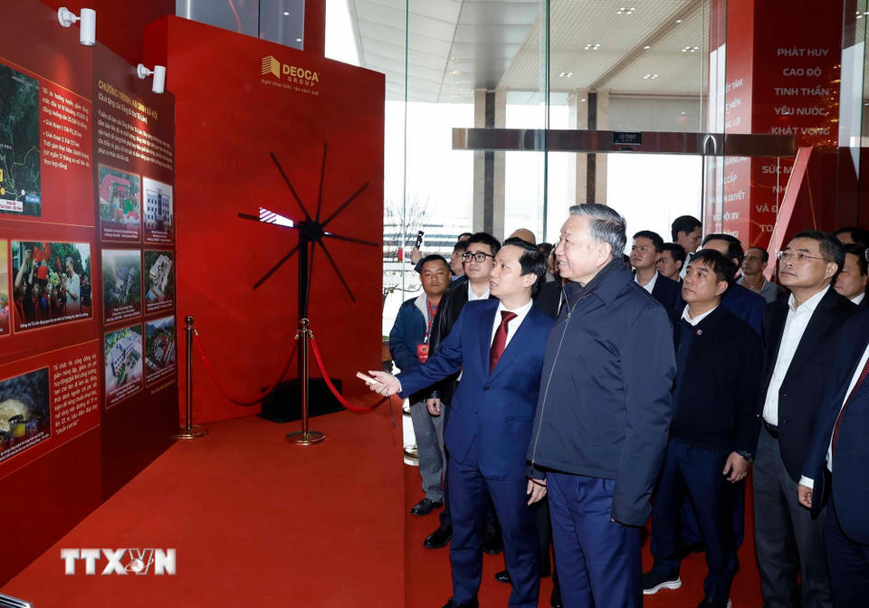 Tổng Bí thư Tô Lâm và các đại biểu tham quan không gian trưng bày ảnh về Ban Chấp hành Đảng bộ tỉnh Cao Bằng. (Ảnh: Thống Nhất/TTXVN).