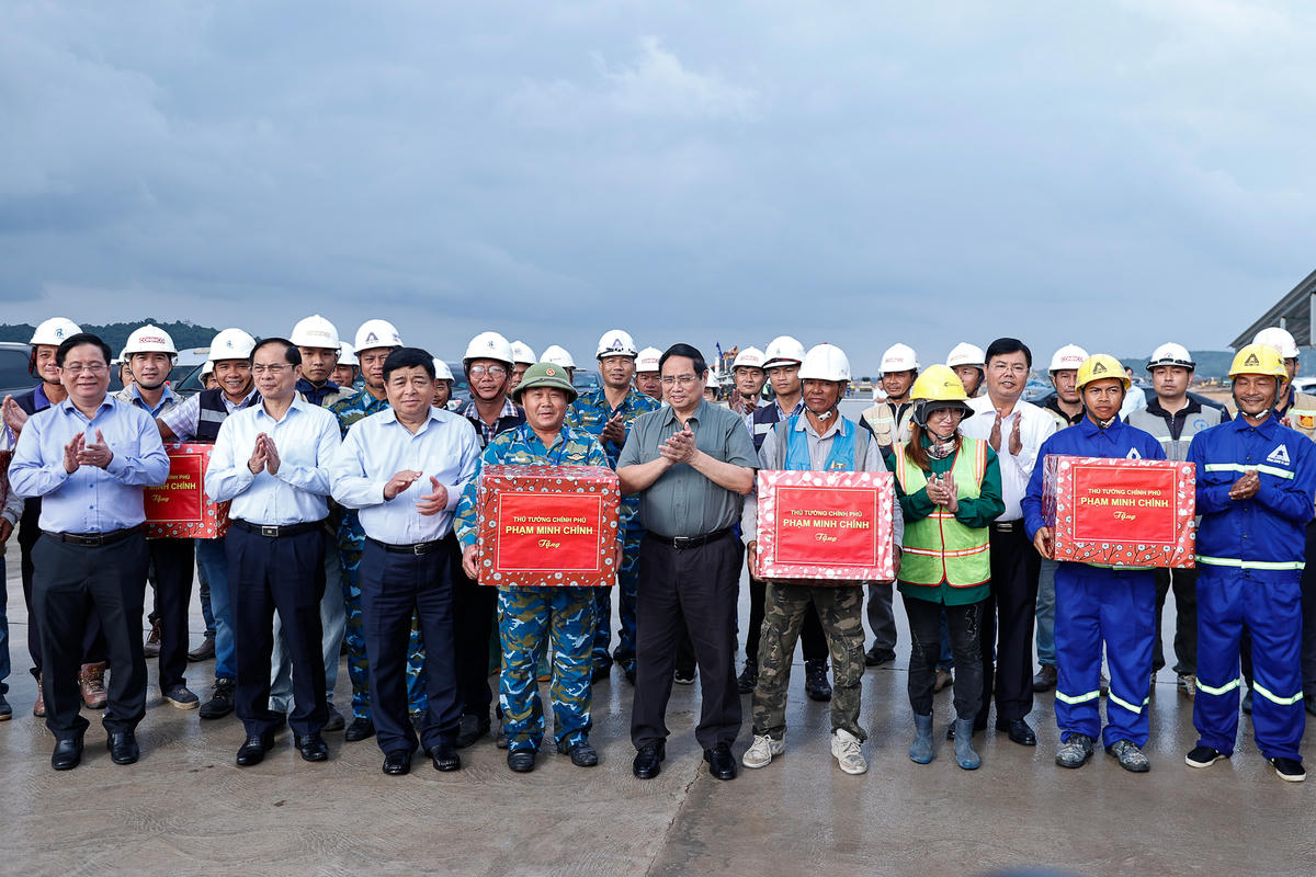 Thủ tướng Phạm Minh Chính tặng quà, động viên đội ngũ cán bộ, kỹ sư, công nhân trên công trường - Ảnh: VGP/Nhật Bắc