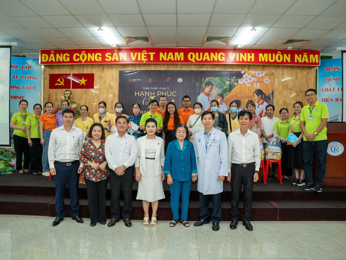 Ban tổ chức chương trình Giao Xuân mùa 3 chụp hình lưu niệm với đội ngũ y, bác sĩ và Phòng Công tác xã hội Bệnh viện Chợ Rẫy. Ảnh: S.X
