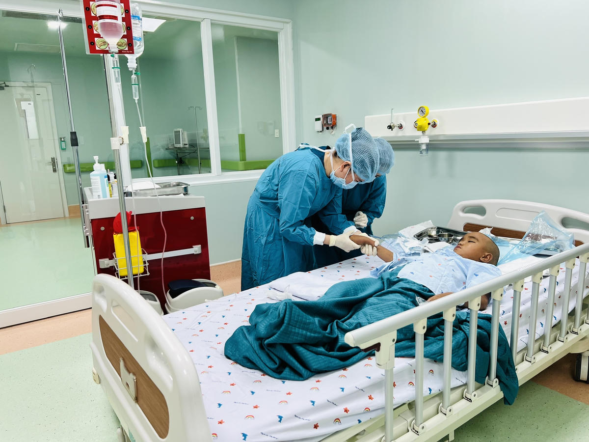 Bác sĩ xác định bệnh nhi bị suy tủy nặng. Ảnh: BV