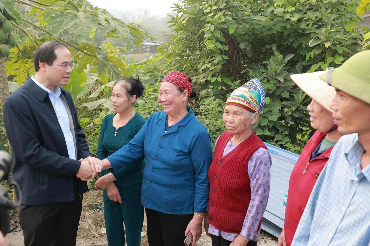 Bí thư Tỉnh ủy Thái Nguyên Trịnh Xuân Trường động viên người dân trong diện GPMB. Ảnh: TN.