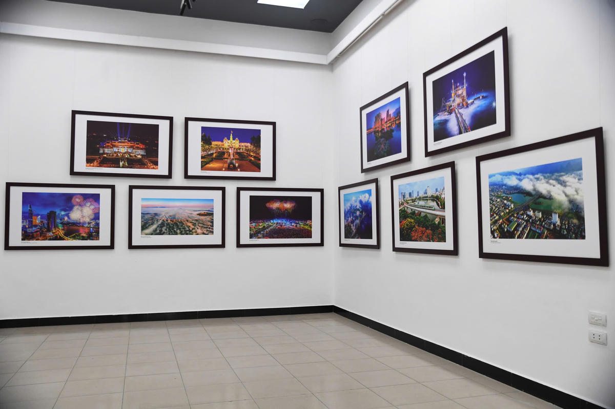 Triển lãm là dịp cùng nhìn lại những bước tiến quan trọng của đất nước, đồng thời khẳng định niềm tin vững chắc vào sự lãnh đạo của Đảng, vào tương lai tươi sáng của dân tộc Việt Nam. Ảnh: Phạm Sỹ.