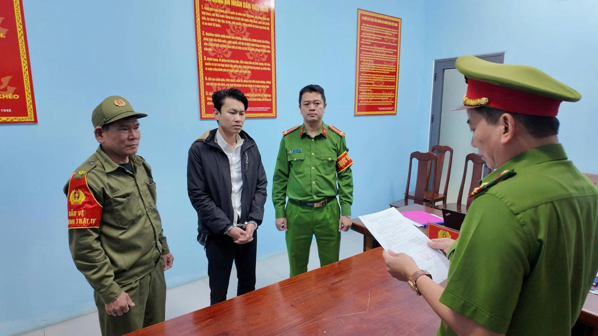 Lực lượng Công an phường Thanh Khê đọc quyết định bắt&nbsp;Ngô Quang Vũ. Ảnh: CV.