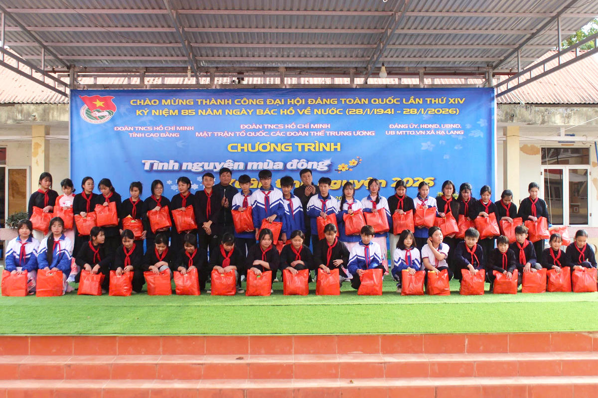 Những suất quà ấm áp, ý nghĩa trao tay các em học sinh xã Hạ Lang.