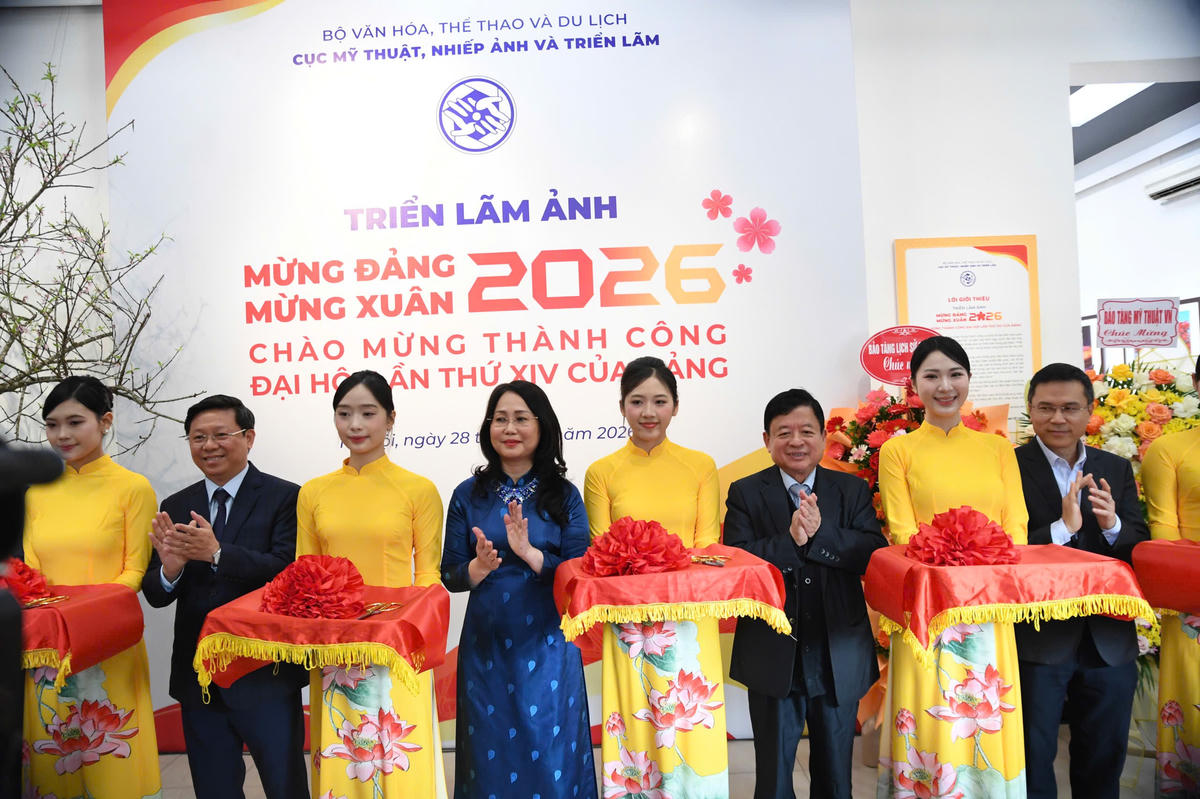 Các đại biểu cắt băng khai mạc. Ảnh: Phạm Sỹ.