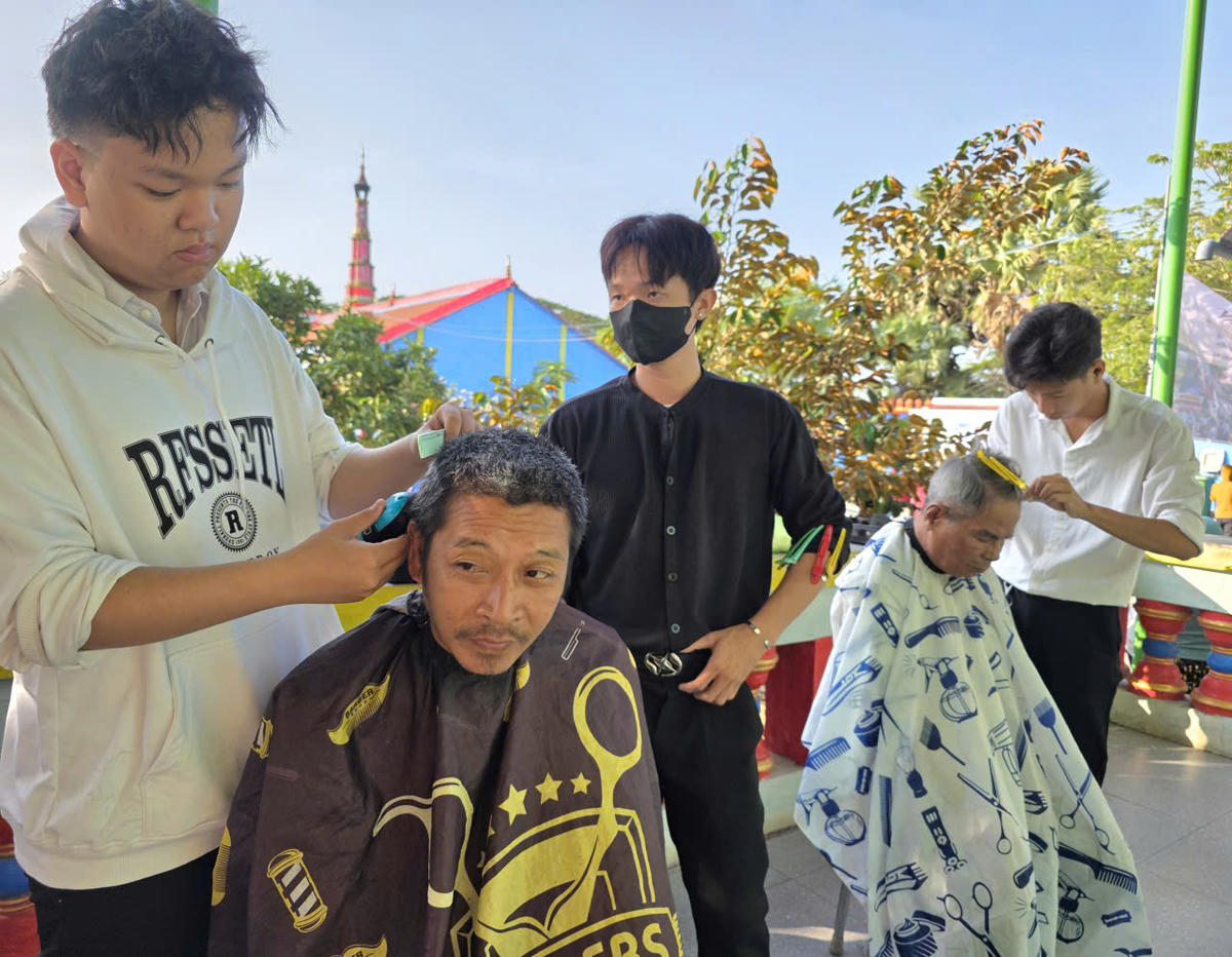 Các bạn trẻ tiệm cắt tóc&nbsp; Âu Sky cắt tốc miễn phí cho người dân. Ảnh: Nguyên Du