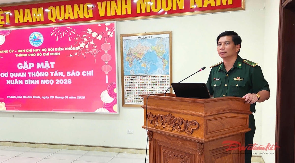 Đại tá Đỗ Vĩnh Thăng, Phó Chính ủy Bộ Tư lệnh thành phố kiêm Chính ủy Ban Chỉ huy Bộ đội Biên phòng thành phố phát biểu tại buổi gặp mặt. Ảnh: Hồng Phúc.