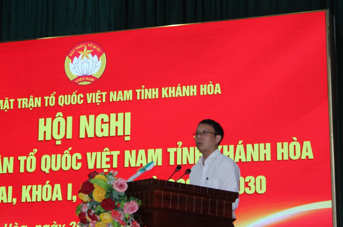 
Ông Nguyễn Thanh Hà, Phó Chủ tịch UBND tỉnh  Khánh Hòa thông tin về tình hình kinh tế - xã hội của tỉnh. (ảnh X.H)

