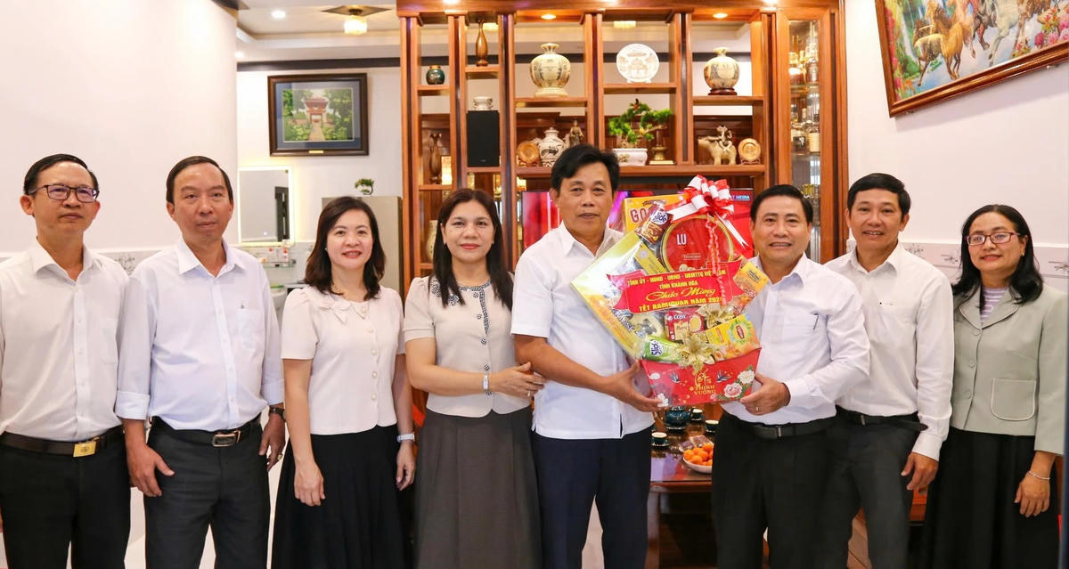 Ông Lâm Đông cùng đoàn công tác, thăm gia đình ông Nguyễn Chế Quốc Tuấn. (ảnh H.L)