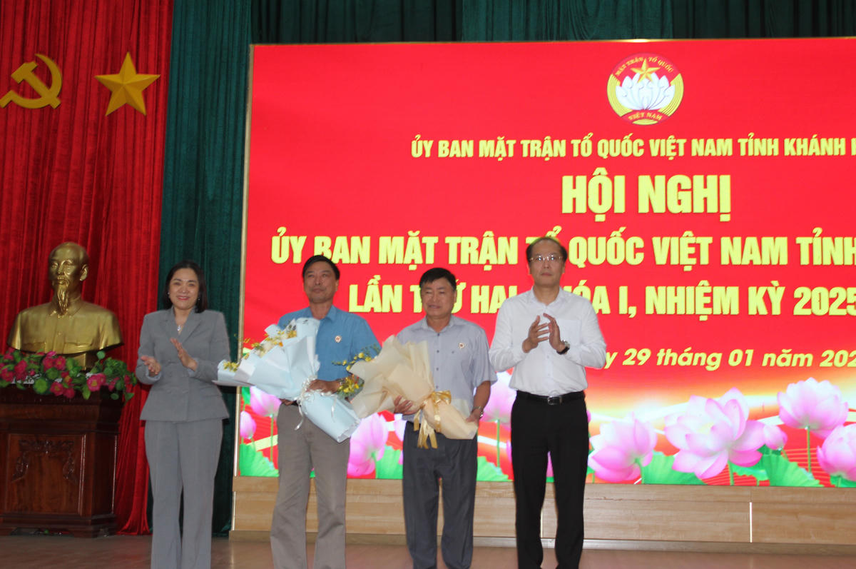 
Ủy ban MTTQ Việt Nam tỉnh Khánh Hòa chúc mừng các Ủy viên Ủy ban MTTQ Việt Nam tỉnh. (ảnh X.H)
