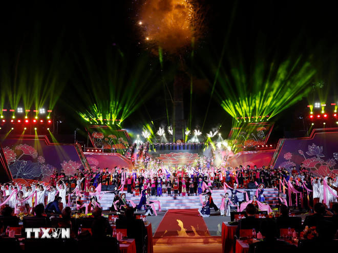 Chương trình biểu diễn nghệ thuật tại điểm cầu Cao Bằng. (Ảnh: Thống Nhất/TTXVN).