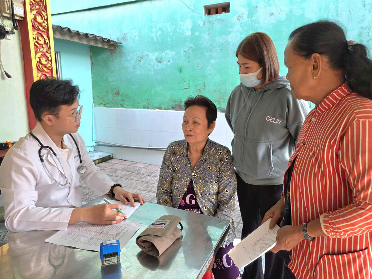 Các thầy thuốc còn hướng dẫn kiến thức, kỹ năng phòng ngừa bệnh tật cho người dân. Ảnh: Nguyên Du