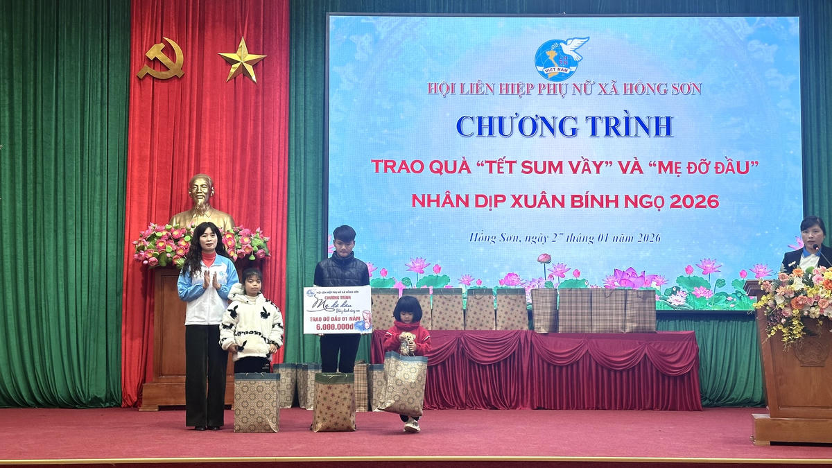 Bà Nguyễn Thị Tình - Chủ tịch Hội LHPN xã trao kinh phí “Mẹ đỡ đầu” cho 03 trẻ mồ côi.