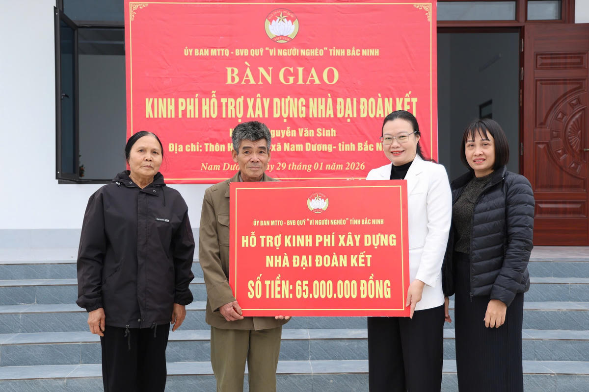 Phó Chủ tịch Ủy ban MTTQ Bắc Ninh Thái Hải Anh trao tiền hỗ trợ xây dựng nhà đại đoàn kết cho gia đình ông Nguyễn Văn Sinh.