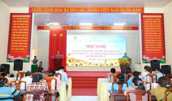 Lễ ra mắt mô hình “Tổ phụ nữ nòng cốt tuyên truyền, vận động nhân dân tham gia BHXH, BHYT”. Ảnh: Thanh Hường.