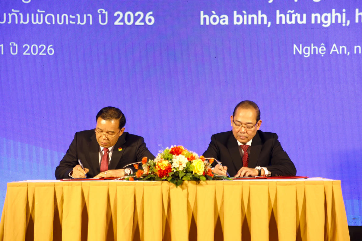 Ông Khăm-phỏi Văn-nạ-sản - Ủy viên Trung ương Đảng, Phó Chủ tịch Ủy ban Trung ương Mặt trận Lào xây dựng đất nước và ông Hoàng Công Thủy - Phó Chủ tịch Ủy ban Trung ương Mặt trận Tổ quốc Việt Nam, Trưởng đoàn đại biểu Việt Nam ký kết bản Thông cáo chung giữa hai nước. Ảnh: ĐB