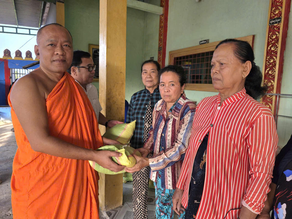 Người dân phường Vĩnh Trạch được nhận những phần quà ý nghĩa từ chương trình. Ảnh: Nguyên Du