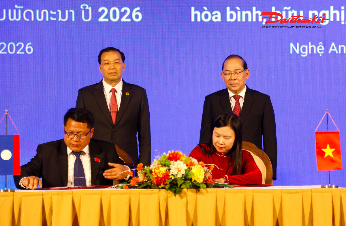 Lãnh đạo mặt trận các địa phương của hai nước giáp biên giới ký kết giao ước. Ảnh: ĐB