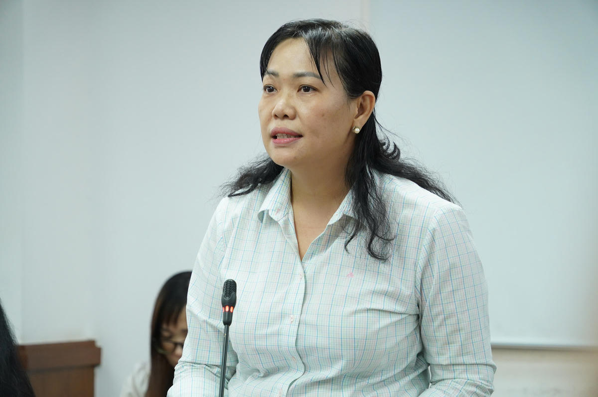 Lãnh đạo UBND xã Hiệp Phước thông tin về việc quản lý an toàn thực phẩm trên địa bàn xã. Ảnh: N.T