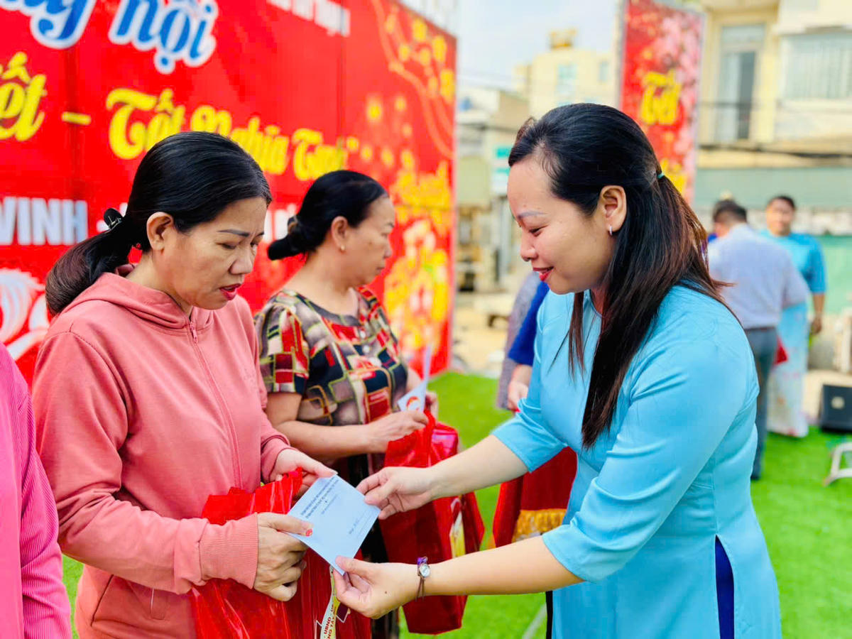 Tặng quà cho hộ nghèo, đối tượng chính sách tại ngày hội. Ảnh: Hồng Phúc.