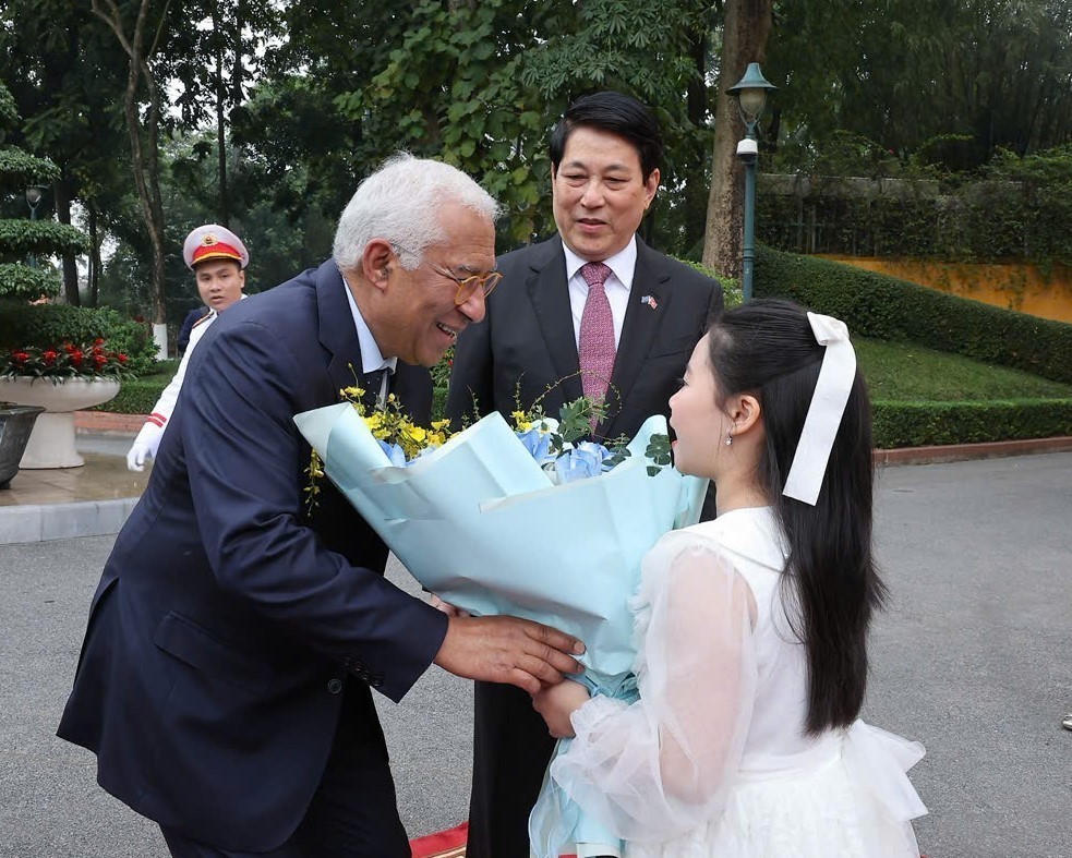 Thiếu nhi Thủ đô Hà Nội tặng hoa Chủ tịch Hội đồng châu Âu António Costa tại lễ đón. Ảnh: Lâm Khánh – TTXVN