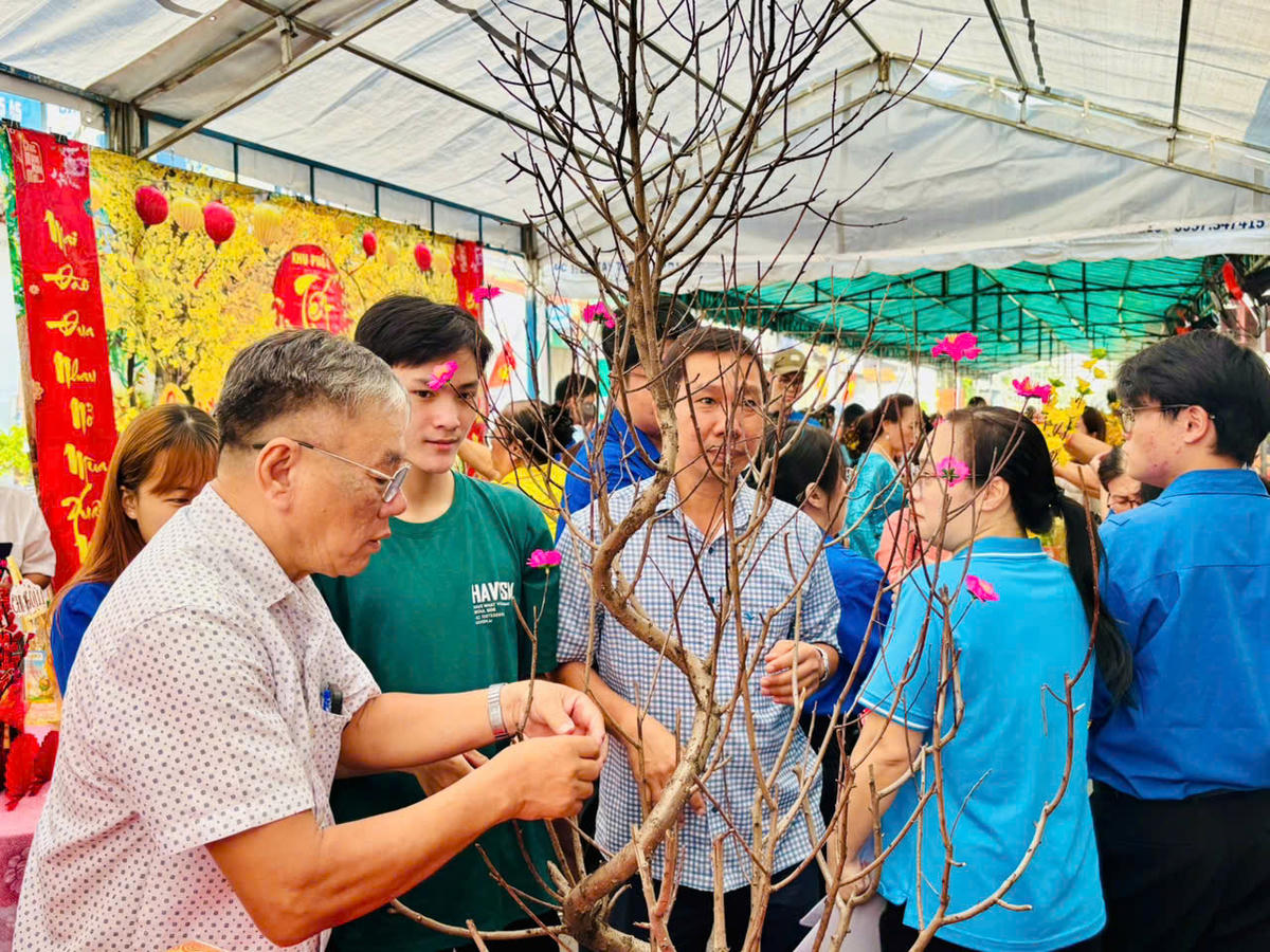 Quang cảnh bà con nhân dân tham gia hoạt động tại ngày hội. Ảnh: Hồng Phúc.