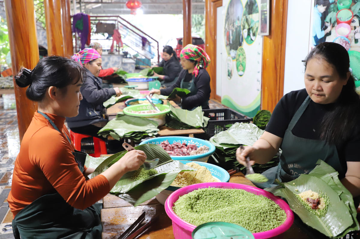 Giữ lửa nghề bánh chưng gù nơi địa đầu Tổ quốc