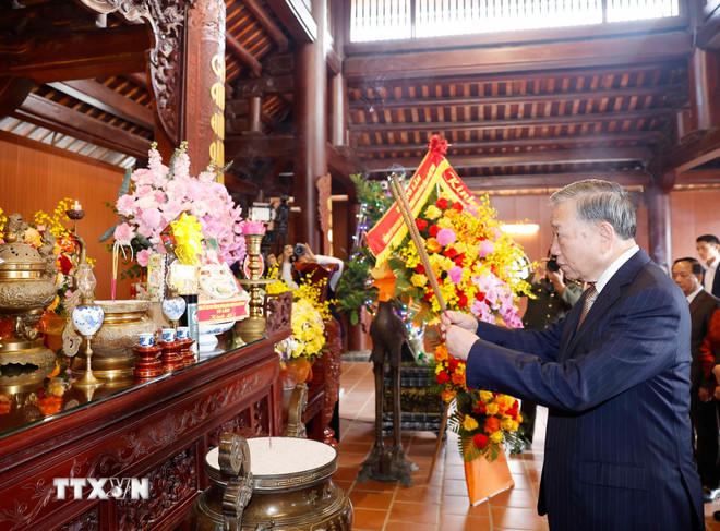 Tổng Bí thư Tô Lâm dâng hương tưởng niệm Tổng Bí thư Lê Hồng Phong. (Ảnh: Thống Nhất/TTXVN).