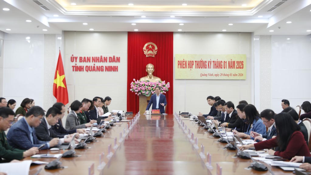 Chủ tịch UBND tỉnh Quảng Ninh Bùi Văn Khắng chủ trì phiên họp thường kỳ tháng 1/2026. Ảnh: QMG