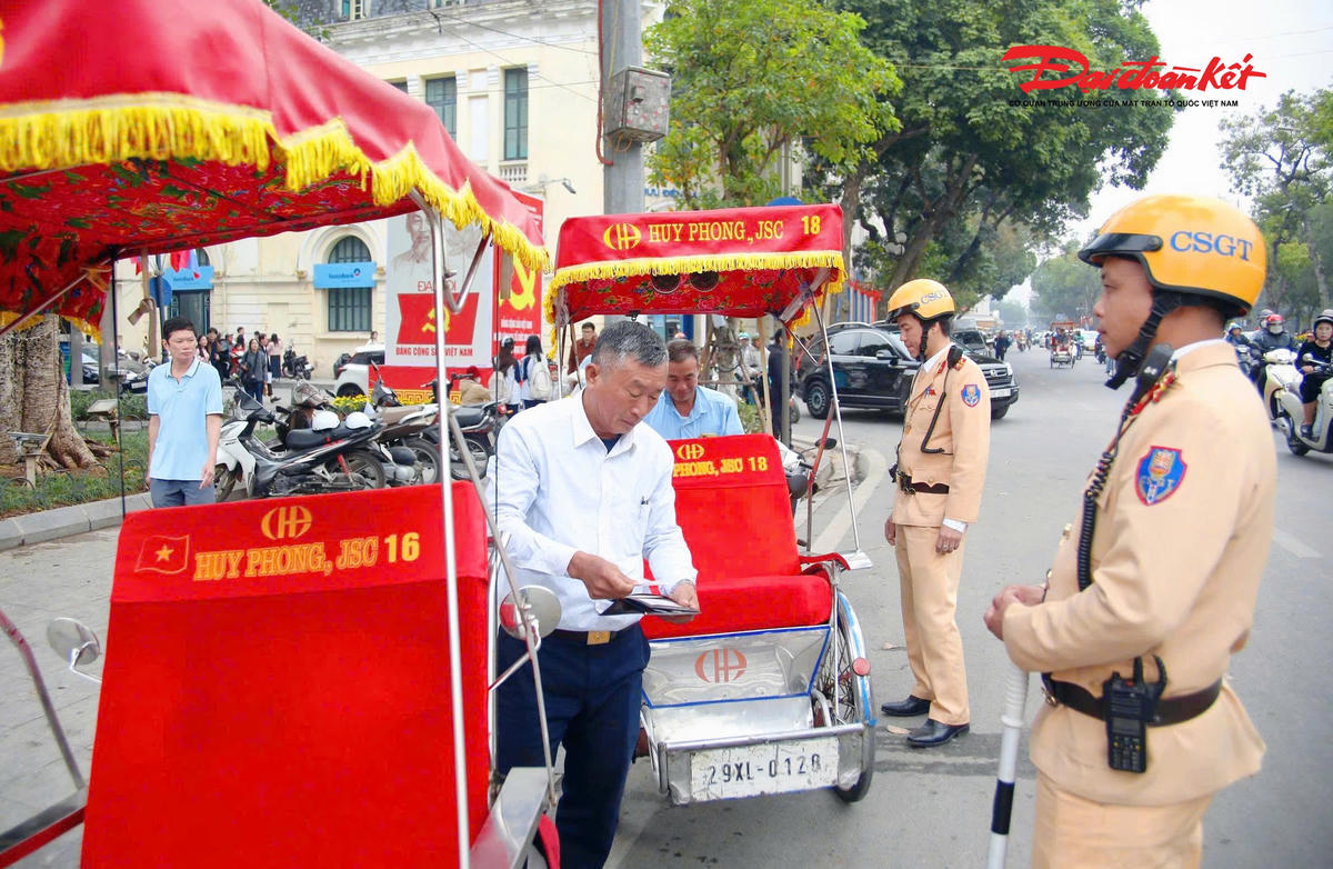 Cận Tết Nguyên đán là thời điểm nhu cầu tham quan, dạo phố bằng xích lô tại khu vực nội đô Hà Nội tăng mạnh. Để kịp thời chấn chỉnh, phòng ngừa vi phạm, thực hiện kế hoạch cao điểm Tết, ngày 29/1 các tổ công tác thuộc Đội CSGT đường bộ số 1 (Phòng CSGT – Công an TP Hà Nội) đã tăng cường tuần tra, kiểm soát các phương tiện xích lô hoạt động trên địa bàn.. 