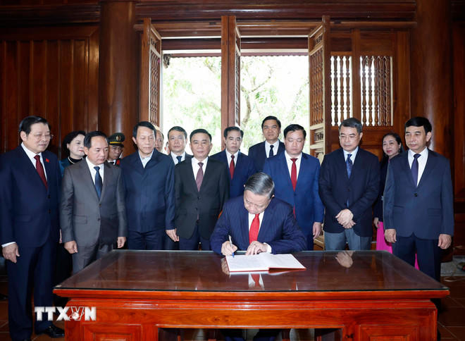 Tổng Bí thư Tô Lâm ghi sổ lưu bút tại Khu Di tích Quốc gia Đặc biệt Kim Liên. (Ảnh: Thống Nhất/TTXVN).