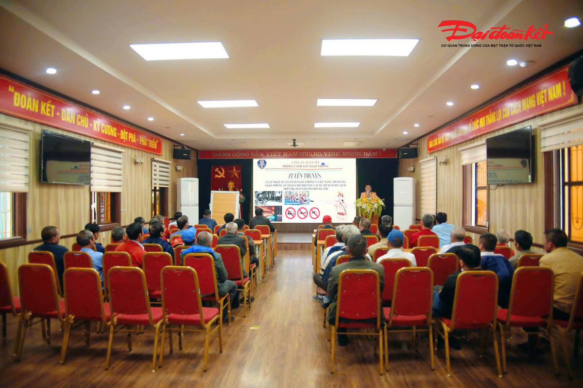 Không chỉ dừng lại ở xử lý vi phạm, CSGT Hà Nội còn phối hợp với Sở Du lịch Hà Nội đẩy mạnh tuyên truyền, nâng cao ý thức cho đội ngũ lái xe xích lô về vai trò, trách nhiệm trong việc giữ gìn hình ảnh Thủ đô.&nbsp;