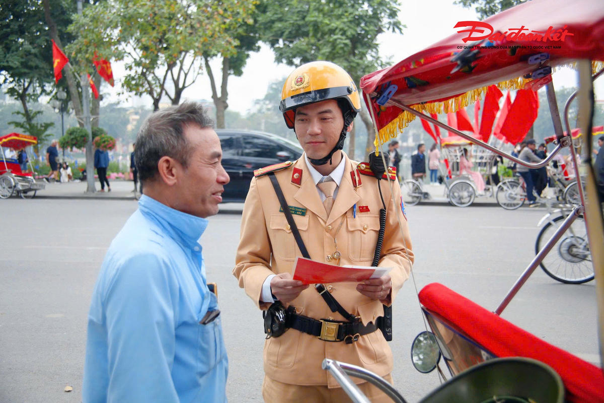 Chia sẻ với lực lượng chức năng, bác Nguyễn Văn H., tài xế xích lô có hơn 20 năm gắn bó với nghề, bày tỏ sự đồng tình với việc kiểm tra, chấn chỉnh: “Công an kiểm tra gắt gao là đúng. Có như vậy mới bảo vệ được những người làm ăn chân chính, tránh tình trạng xe ‘dù’ làm bậy, hét giá. Dịp Tết đường đông, mình cẩn thận thì khách mới yên tâm, mình mới có kế sinh nhai".