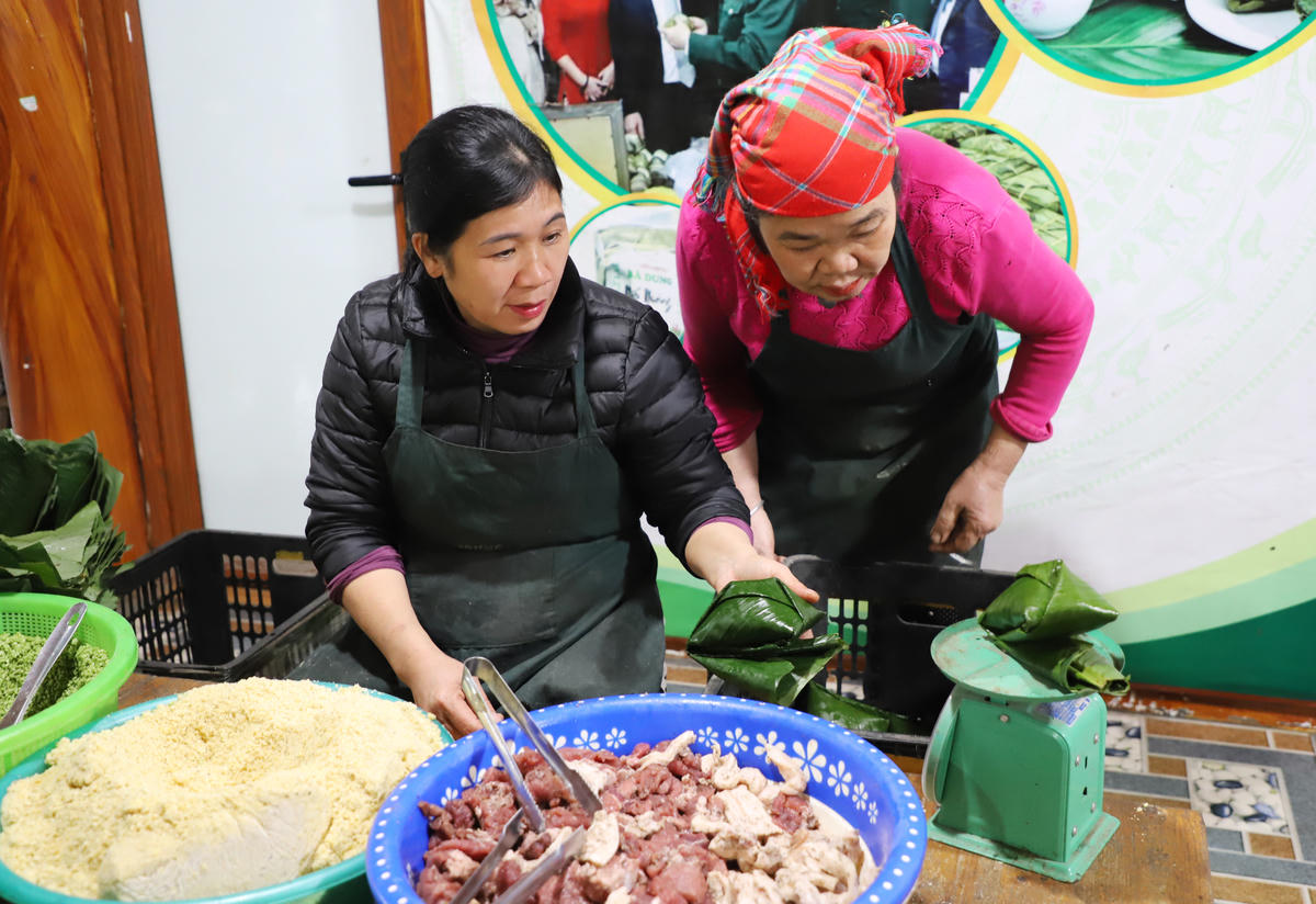 Những chiếc bánh được cân đo đúng đủ trọng lượng trước khi buộc lạt. Ảnh: N.Q