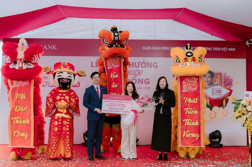 Ông Đỗ Đức Thành - Phó Tổng Giám đốc Agribank và Bà Nguyễn Thị Dung – Giám đốc NHNN Chi nhánh KV 6 trao giải cho khách hàng Bùi Thị Lan