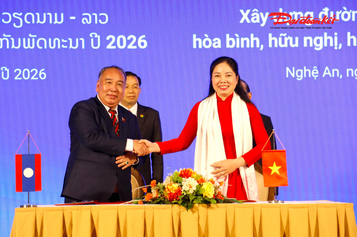 Lãnh đạo Uỷ ban MTTQ các địa phương của hai nước giáp biên giới ký kết giao ước. Ảnh: ĐB