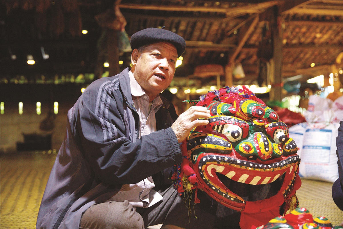 Ông Lâm Văn Đầm đã có gần 50 năm gắn bó với điệu múa sư tử mèo