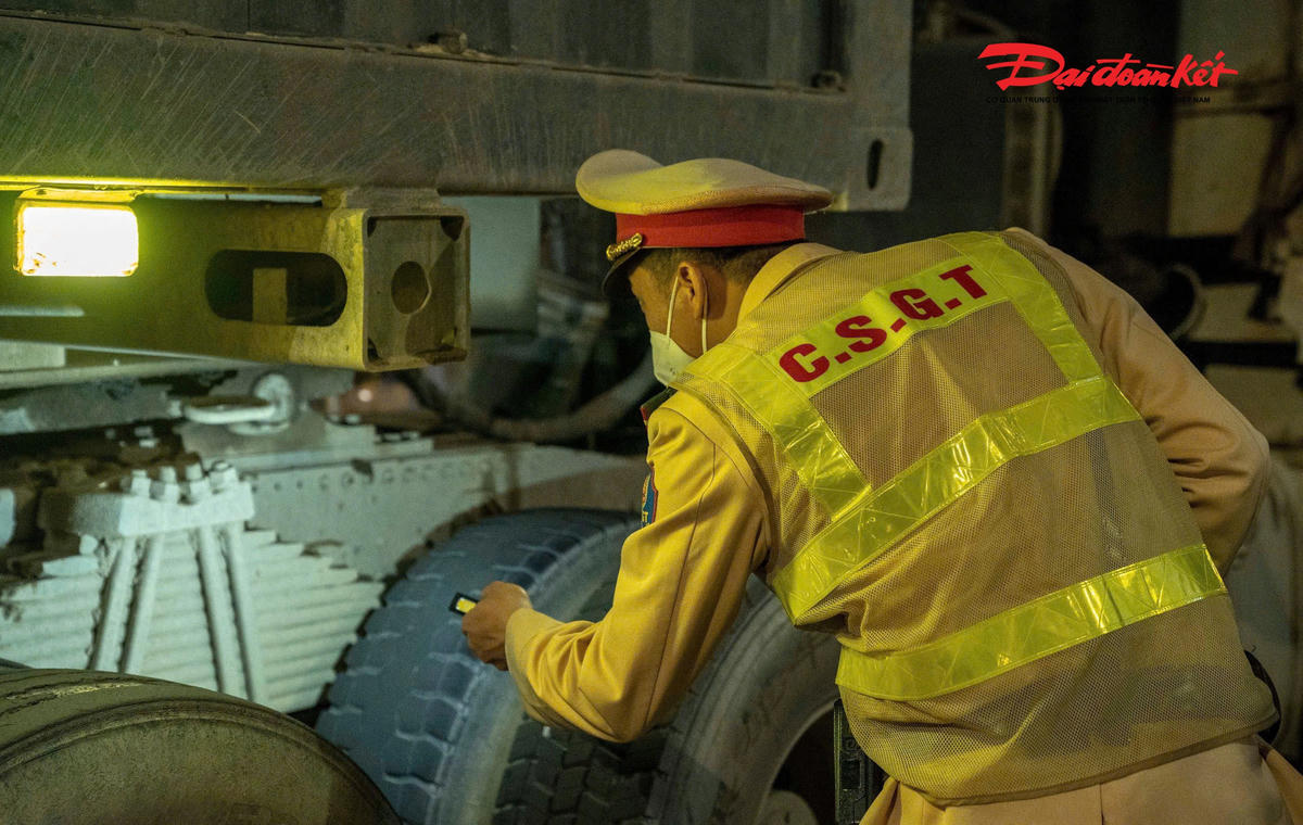 Theo Thiếu tá Phạm Văn Sơn, cán bộ Đội CSGT đường bộ số 6, việc sử dụng còi hơi công suất lớn gây ô nhiễm tiếng ồn, ảnh hưởng trực tiếp đến sinh hoạt của người dân, đặc biệt trong khung giờ ban đêm. Bên cạnh đó, hành vi lắp thêm đèn siêu sáng tiềm ẩn nguy cơ tai nạn giao thông do gây lóa mắt, dẫn tới tình trạng “mù tạm thời” đối với người điều khiển phương tiện đi ngược chiều.