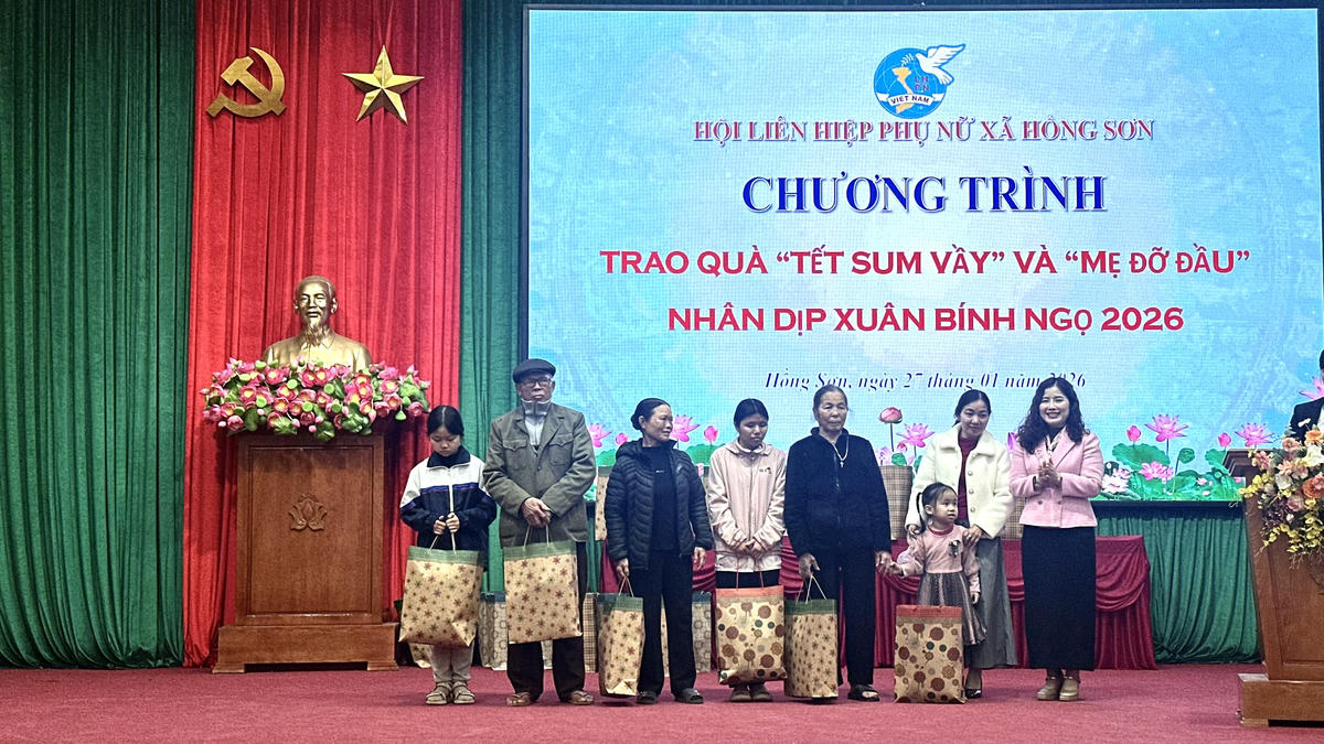 Bà Nguyễn Thị Bình, Chủ tịch Uỷ ban MTTQ Việt Nam xã Hồng Sơn trao quà cho hội viên phụ nữ có hoàn cảnh khó khăn và các cháu mồ côi.